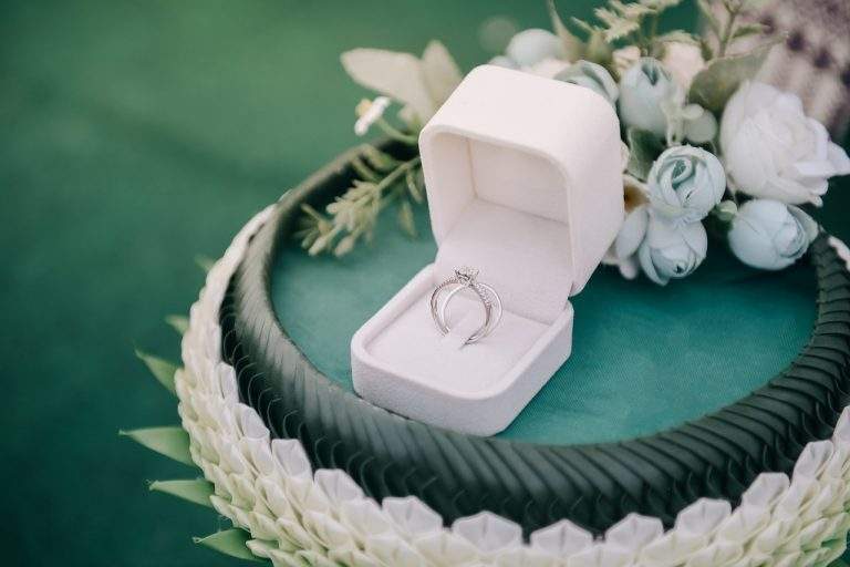 Sorprendi la tua futura sposa con un anello di fidanzamento che certifichi il vostro amore e la vostra promessa.