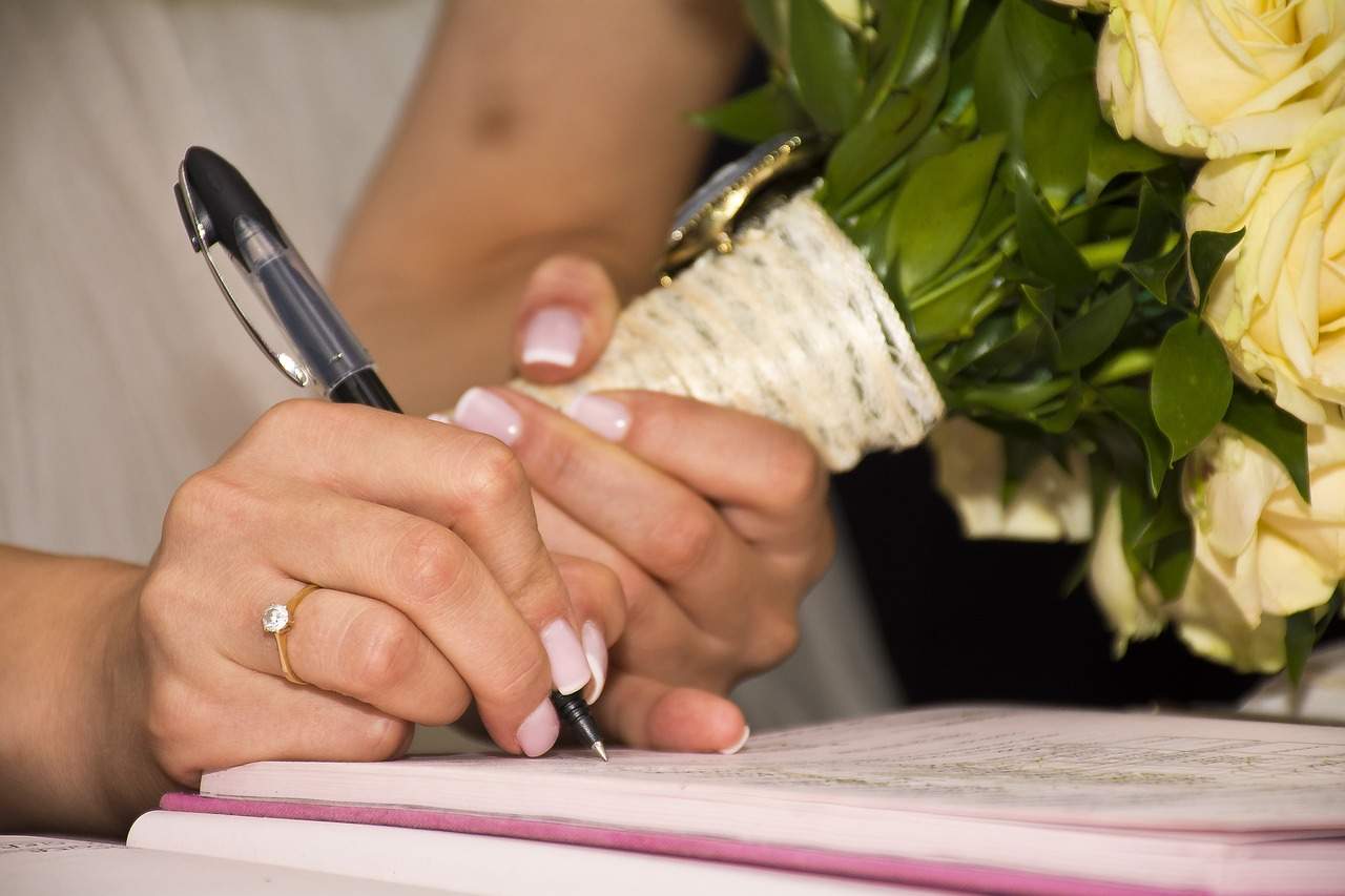 La celebrazione del matrimonio non è solo un atto di amore, ma anche un contratto che richiede la consegna di alcuni documenti e l'apertura di una pratica burocratica