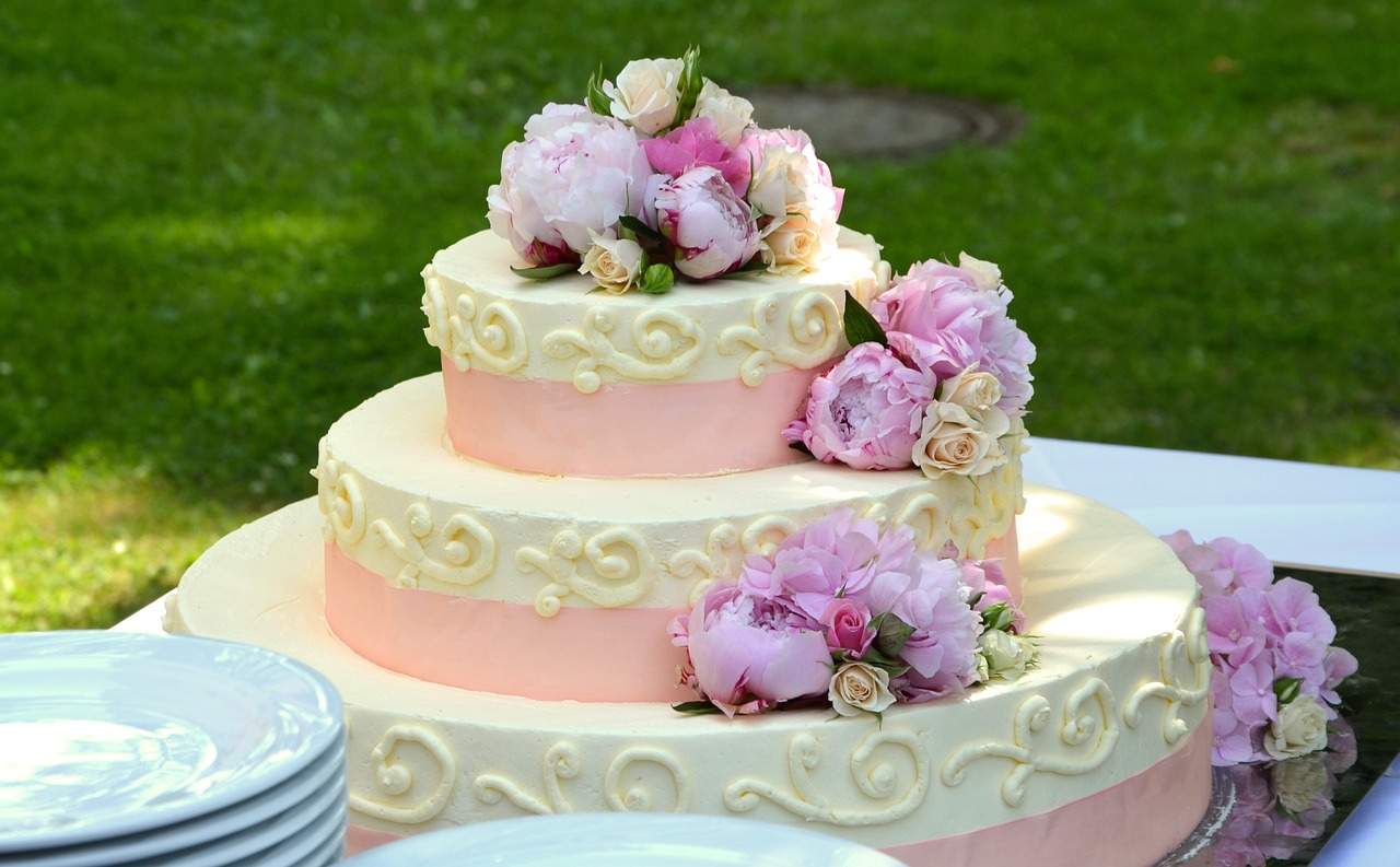 La torta nunziale conclude il ricevimento e deve essere in tema con il matrimonio